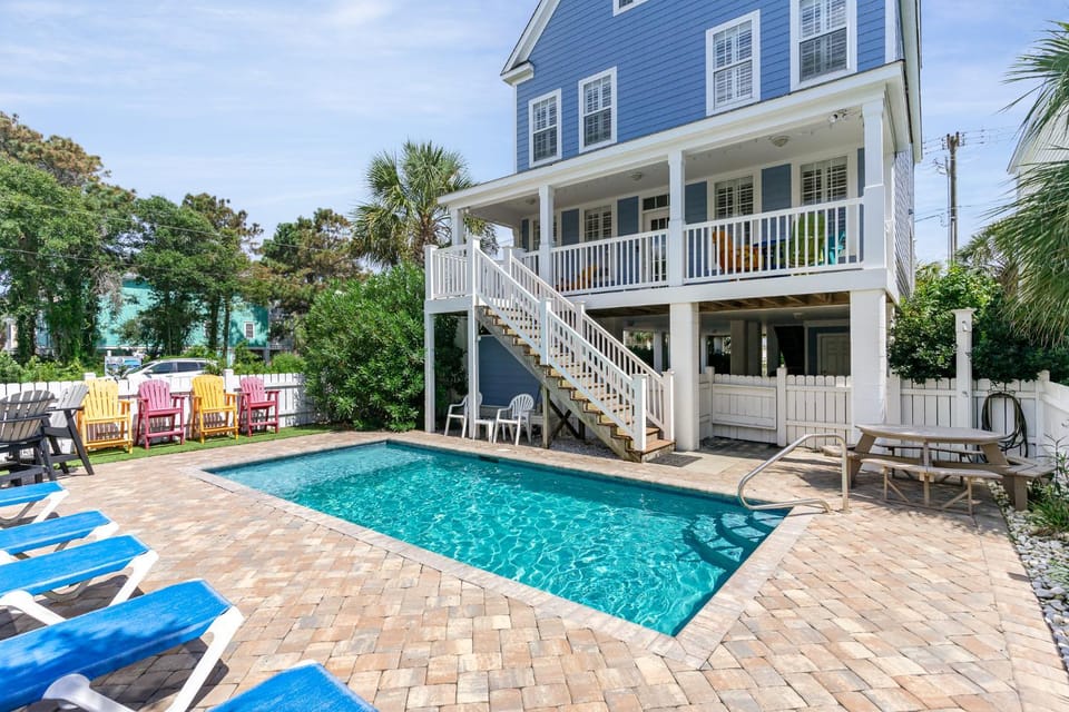 Property building, Day, Garden, Balcony/Terrace, Seating area, Swimming pool