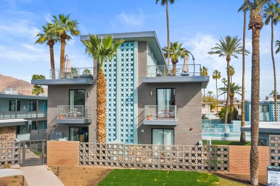 Micro Studio with balcony & pool view - Walk to OT Apartment in Scottsdale