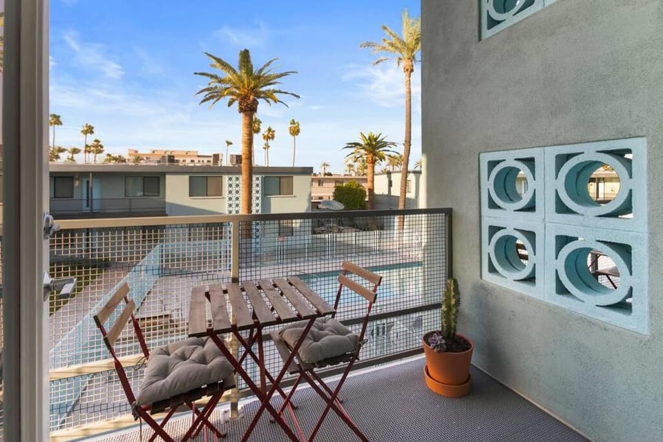 Micro Studio with balcony & pool view - Walk to OT Apartment in Scottsdale