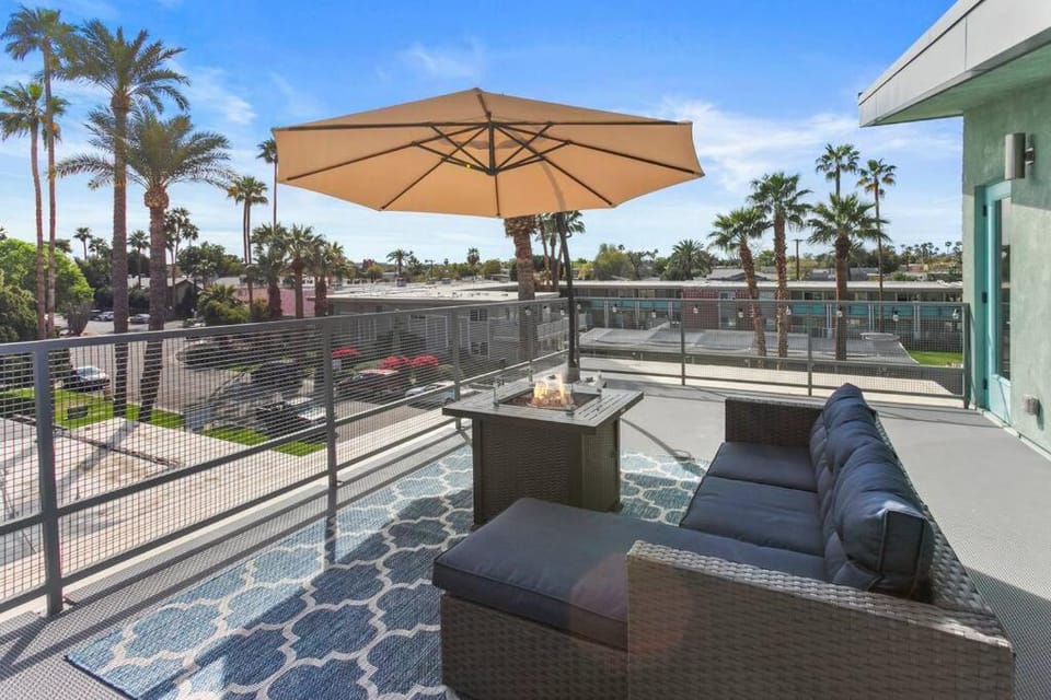 Micro Studio with balcony & pool view - Walk to OT Apartment in Scottsdale