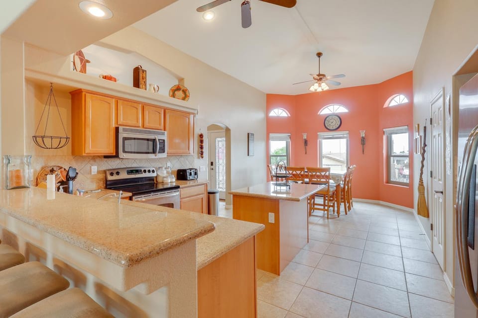 3 Mi to Lake Havasu! Retreat w/ Poolside Oasis House in Lake Havasu City