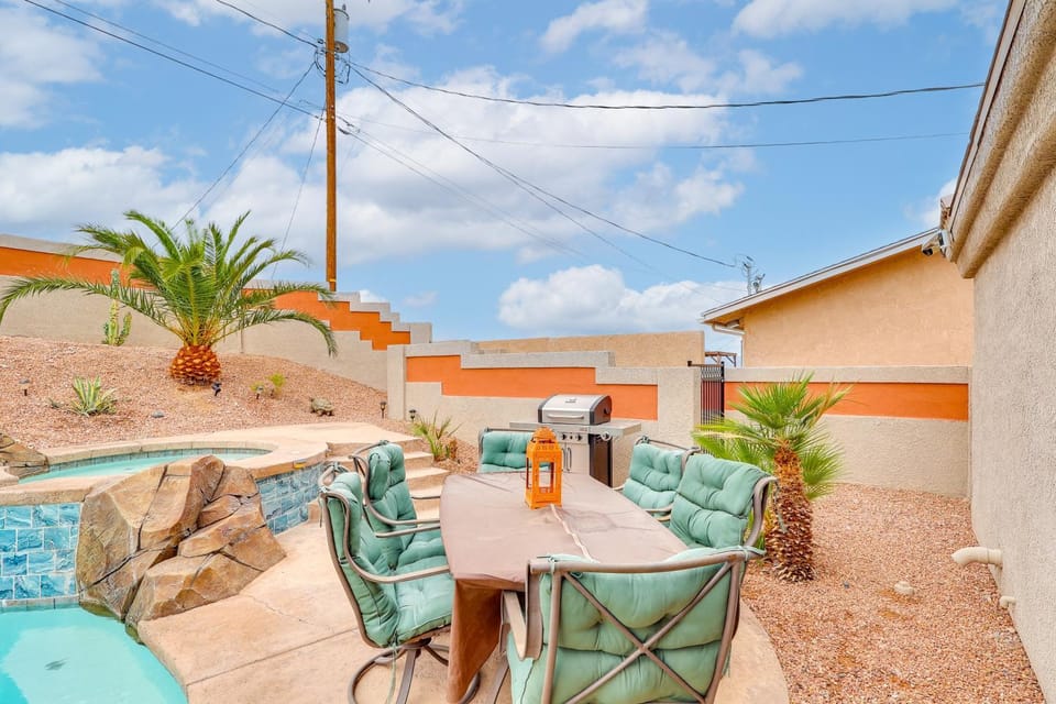 3 Mi to Lake Havasu! Retreat w/ Poolside Oasis House in Lake Havasu City