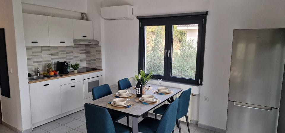 Coffee/tea facilities, Kitchen or kitchenette, Food and drinks, Dining area, Food, Sea view, oven, stove