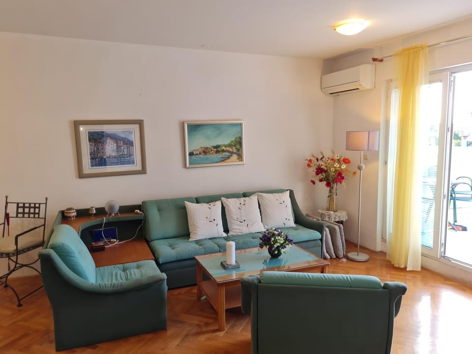 Living room, Seating area, air conditioner