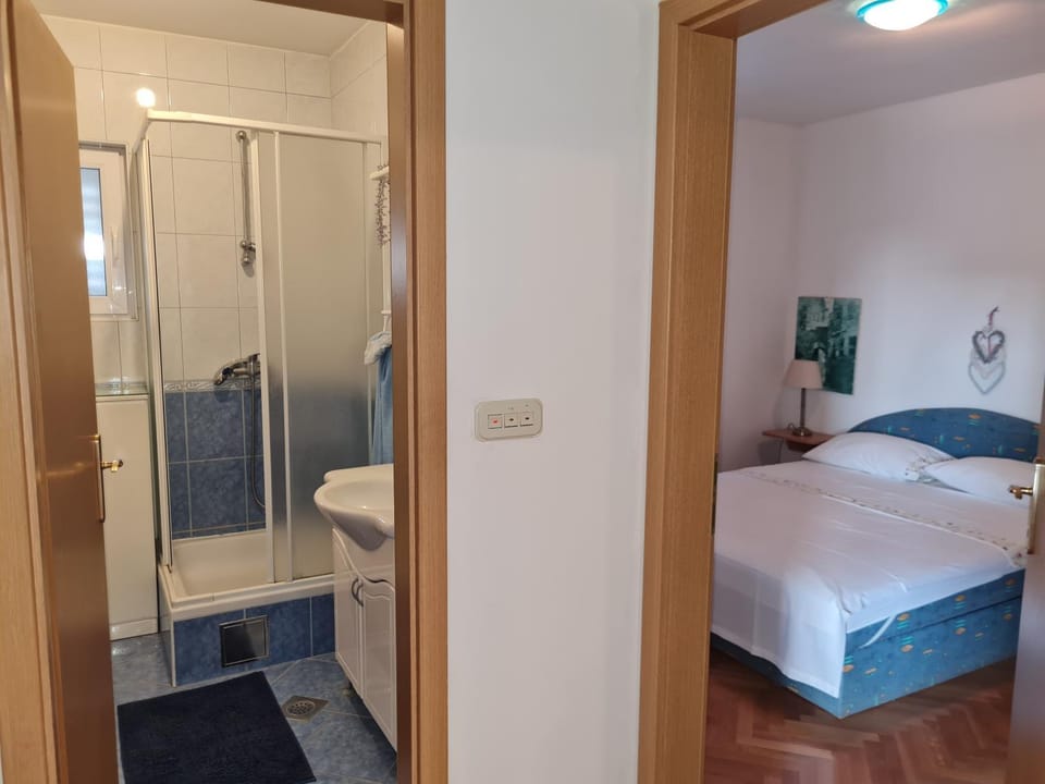 Shower, Toilet, Bed, Bathroom, Bedroom