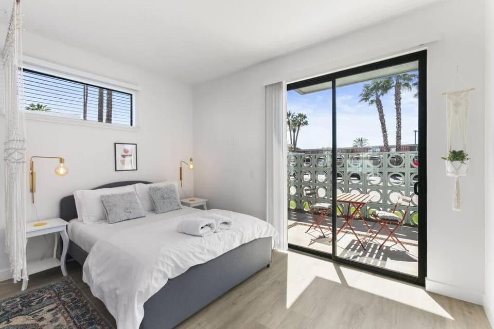 Large Studio Rooftop & Poolside - Walk to Old Town Apartment in Scottsdale