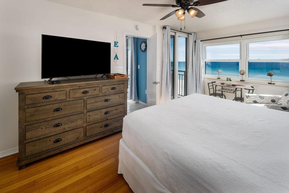 Nautilus 1402 - Gulf Front 1 BR 1 BA - 4th Floor House in Okaloosa Island