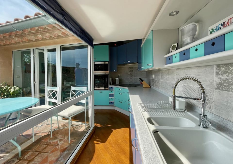 Coffee/tea facilities, Kitchen or kitchenette, Dining area, dishwasher, minibar, stove