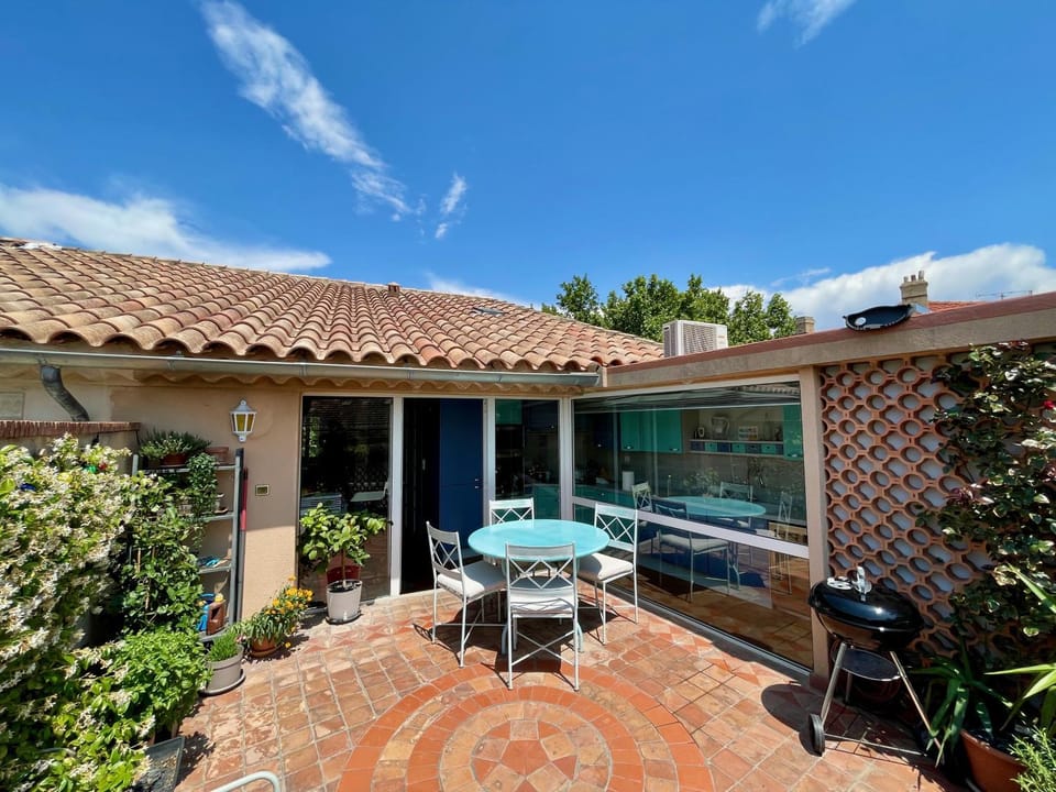 Property building, Patio, BBQ facilities, Balcony/Terrace, Dining area, sunbed
