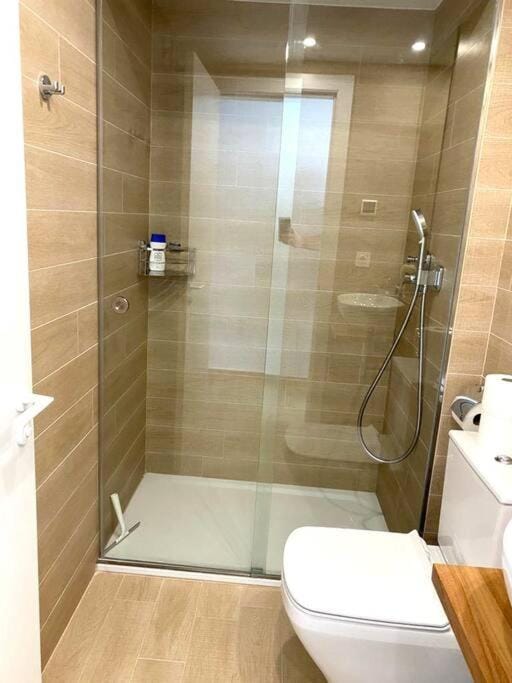 Shower, Toilet