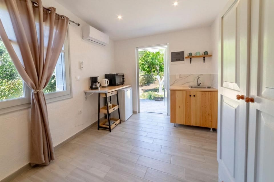 Coffee/tea facilities, Kitchen or kitchenette, oven