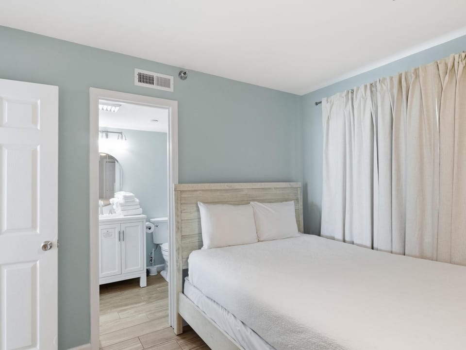 Nautilus 1603 - Gulf Front 2 BR 2 BA - 6th Floor House in Okaloosa Island