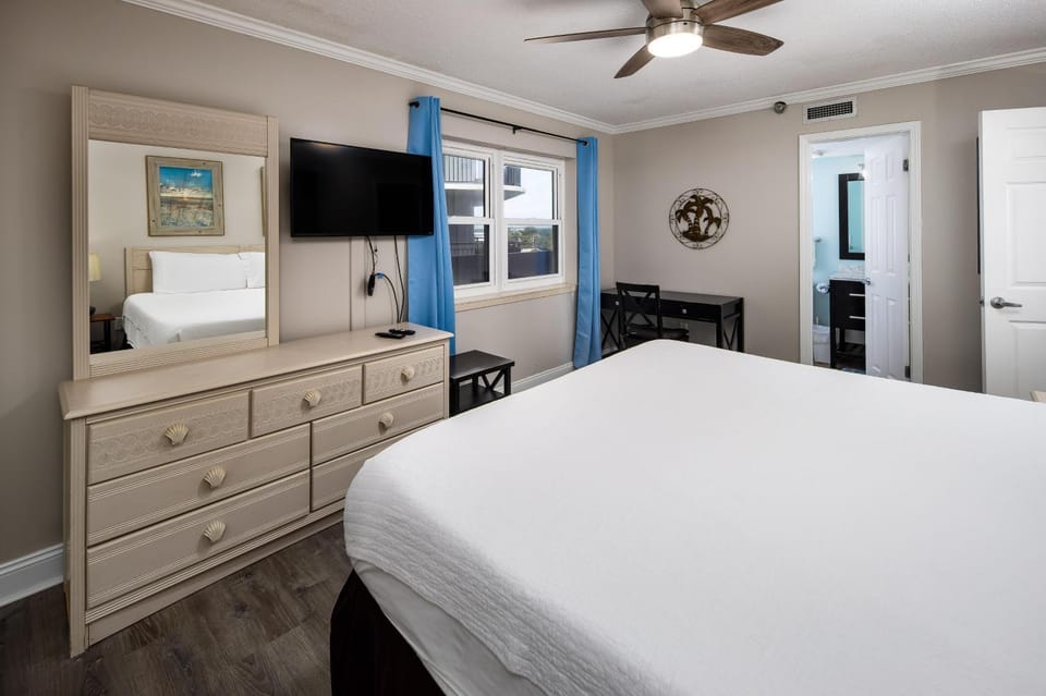 Nautilus 1604 - Gulf Front 2 BR 2 BA - 6th Floor House in Okaloosa Island