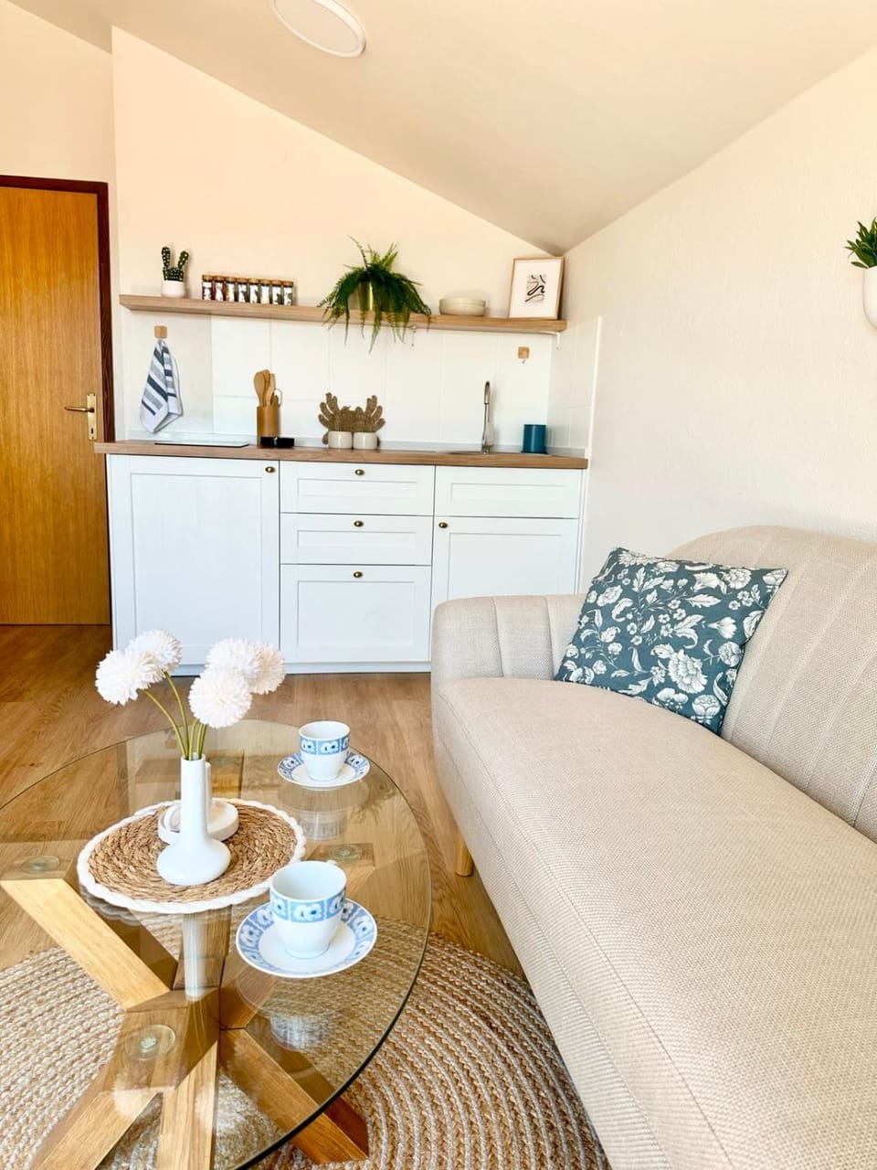 Sea and Mountain Views - Old Town Makarska Apartment in Makarska