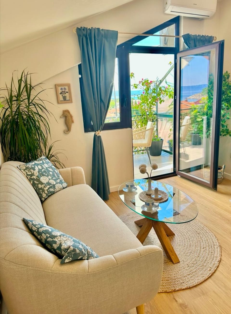 Sea and Mountain Views - Old Town Makarska Apartment in Makarska