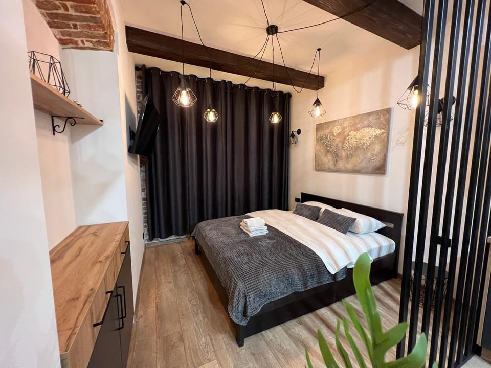 Bed, towels