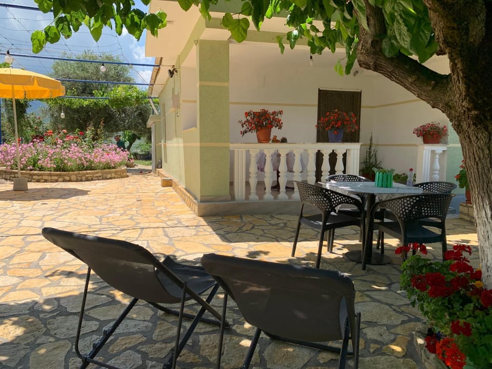 Property building, Patio, Spring, Day, Garden, Dining area, Garden view