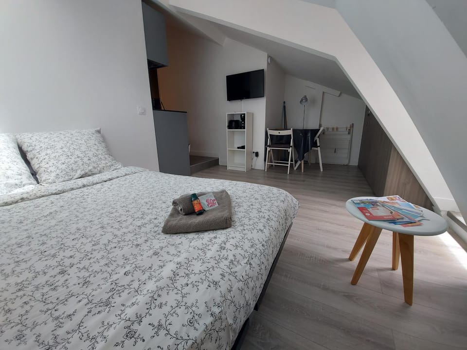 Bed, TV and multimedia, Living room, Dining area