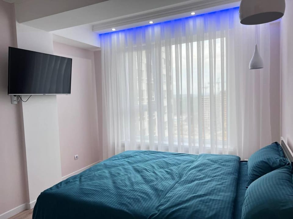 Bed, TV and multimedia, Bedroom