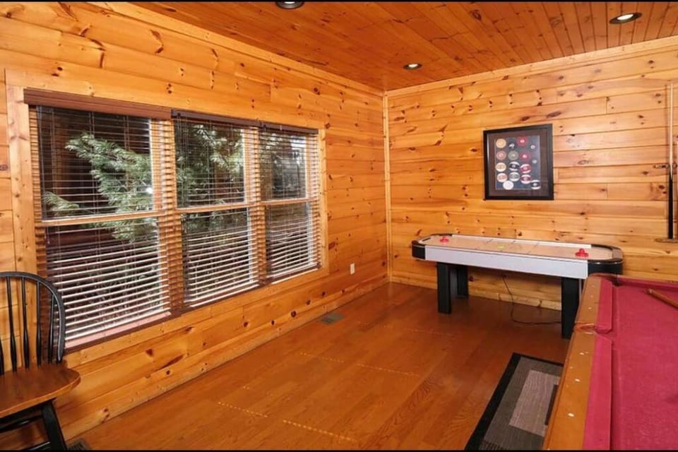 Gatlinburg Cabin Hot Tub Sleeps 8 Mtn Views Cabin in Gatlinburg