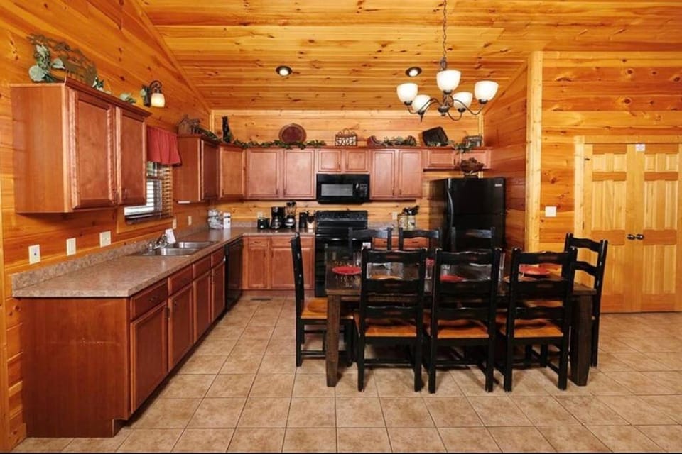 Gatlinburg Cabin Hot Tub Sleeps 8 Mtn Views Cabin in Gatlinburg