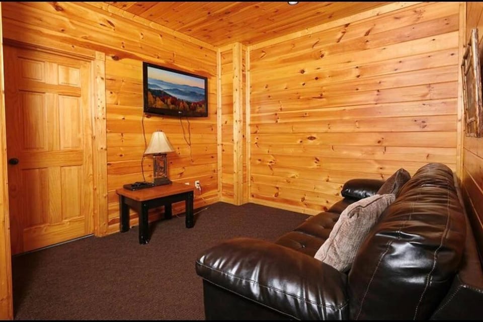 Gatlinburg Cabin Hot Tub Sleeps 8 Mtn Views Cabin in Gatlinburg