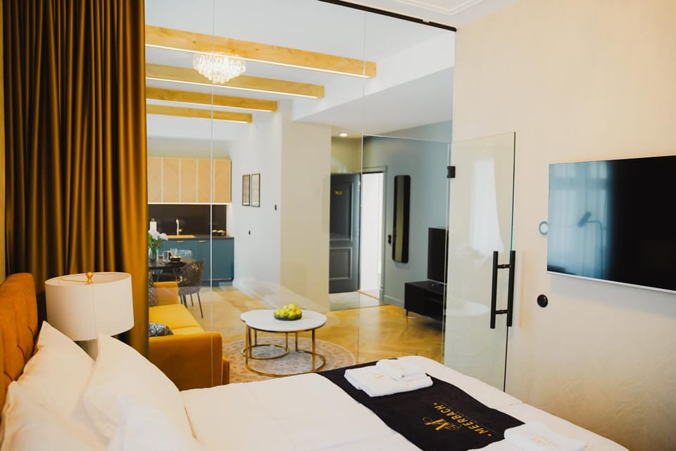 Communal lounge/ TV room, Bed, TV and multimedia, Kitchen or kitchenette, Living room, Photo of the whole room, Seating area, Dining area, Bedroom