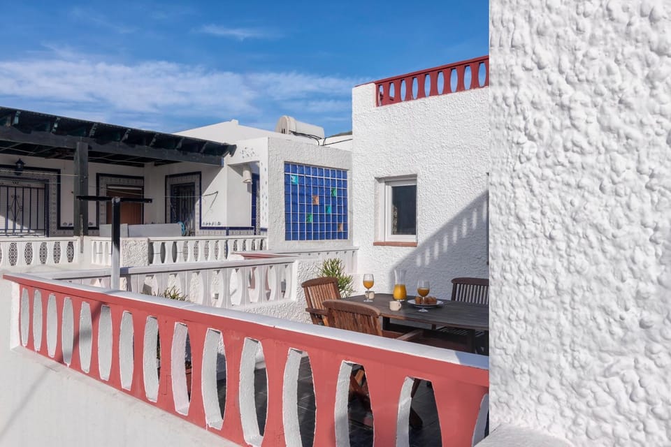 Property building, Patio, Facade/entrance, Balcony/Terrace
