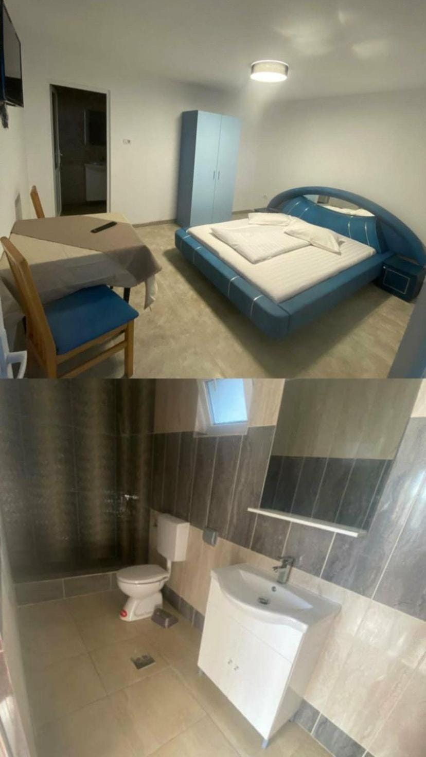 Shower, Toilet, Bed, Bathroom, TV and multimedia, Photo of the whole room, Bedroom