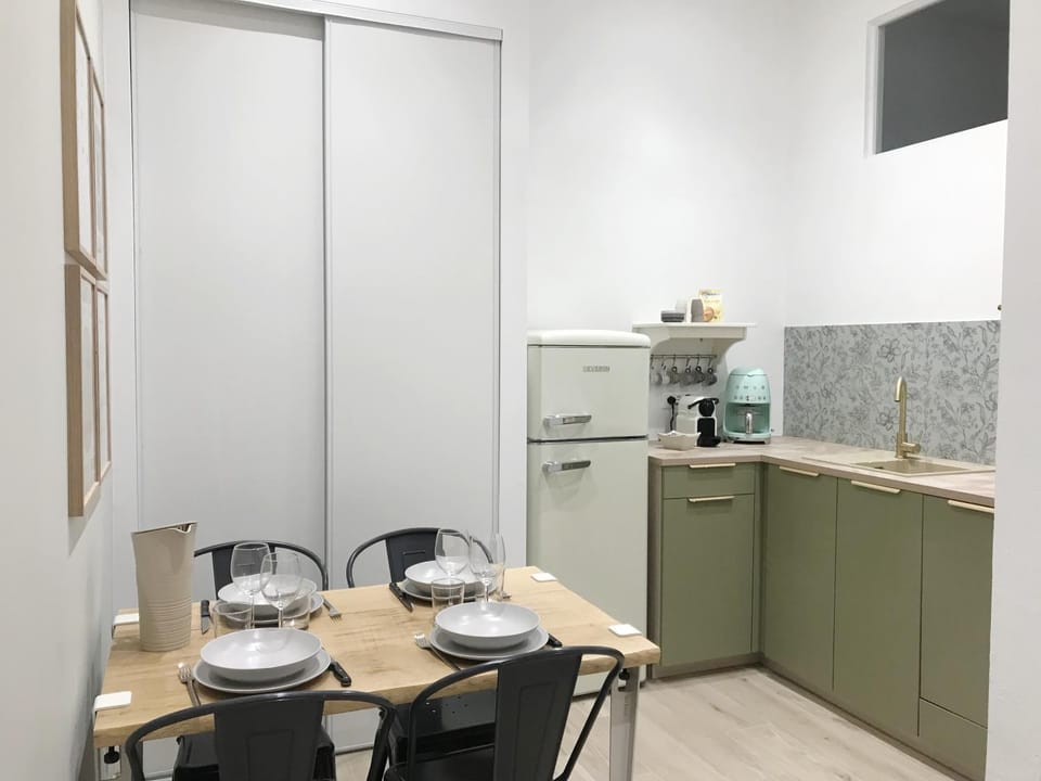 Kitchen or kitchenette, Dining area, pet friendly, stove