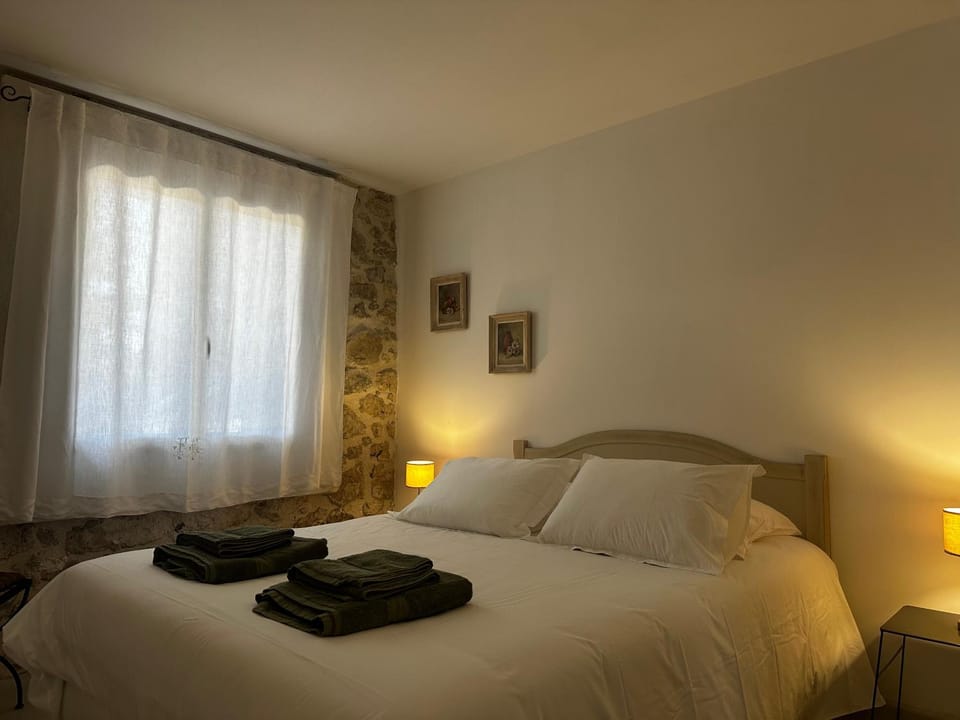 Bed, Photo of the whole room, Bedroom, towels