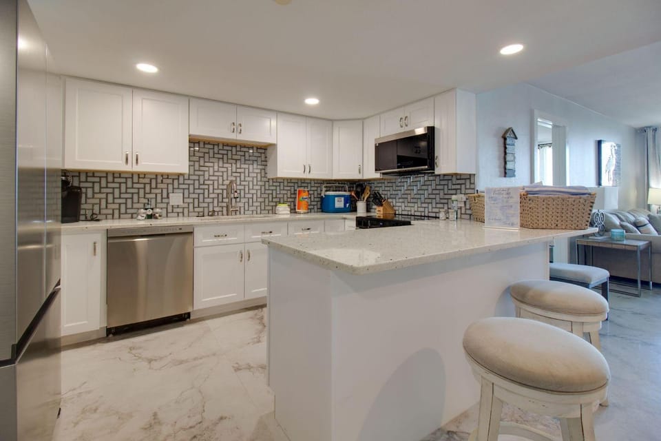 Nautilus 2408 Gulf View 4th Flr 2 BR 2 BA House in Okaloosa Island