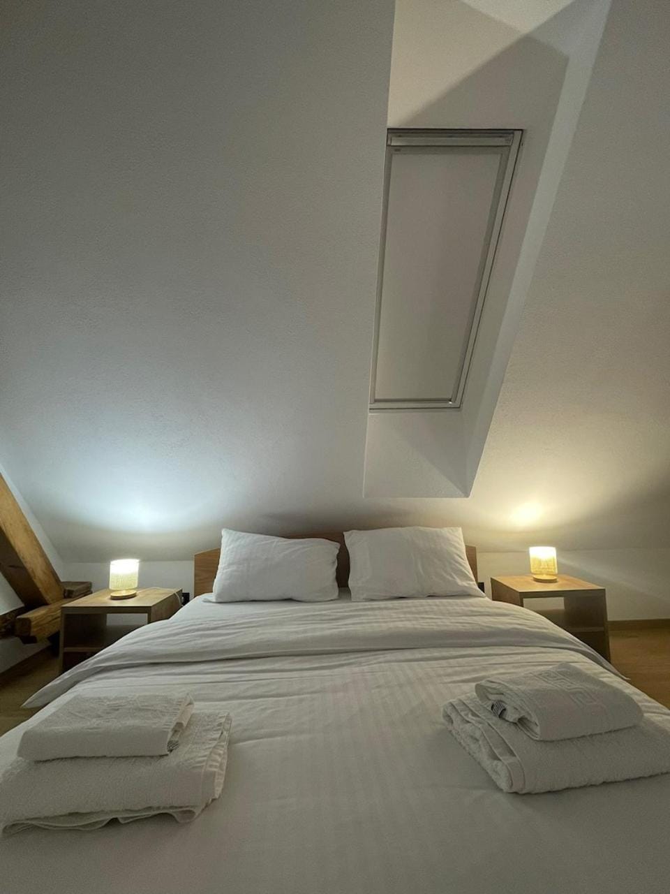 Bed, Bedroom, towels