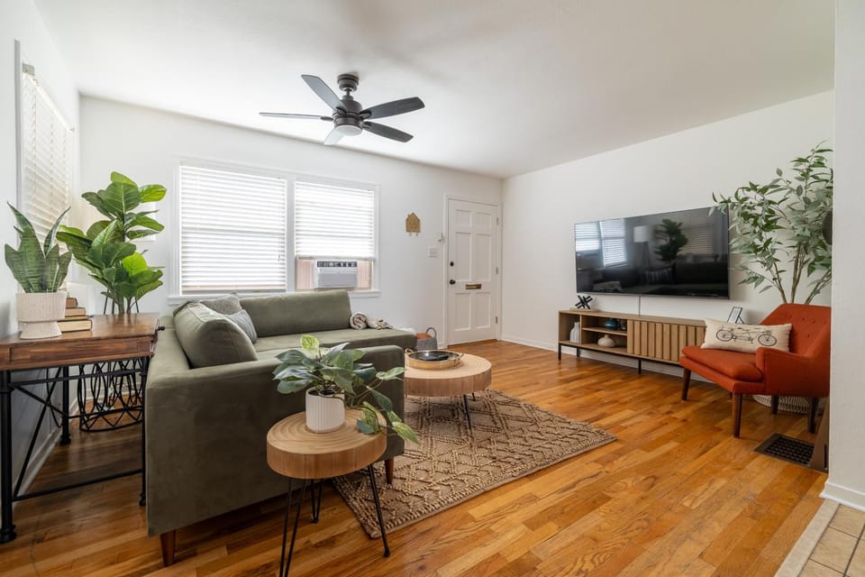 Communal lounge/ TV room, TV and multimedia, Living room, Seating area, internet, air conditioner