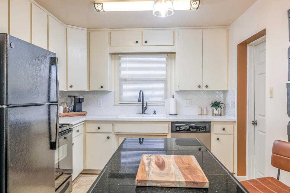 Coffee/tea facilities, Dining area, dishwasher, microwave, oven, stove, toaster, kitchen