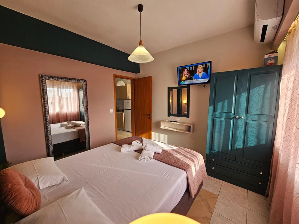 Bed, TV and multimedia, Photo of the whole room, Bedroom, air conditioner