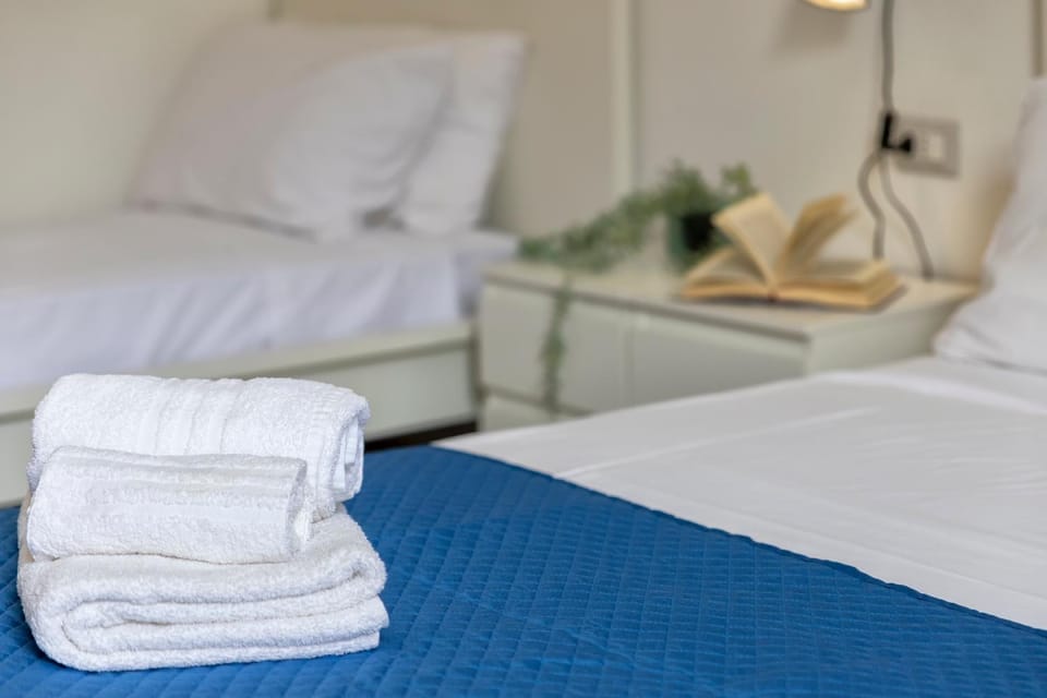 Bed, Bedroom, towels