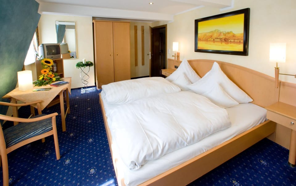 Bed, TV and multimedia, Photo of the whole room, Decorative detail, Bedroom
