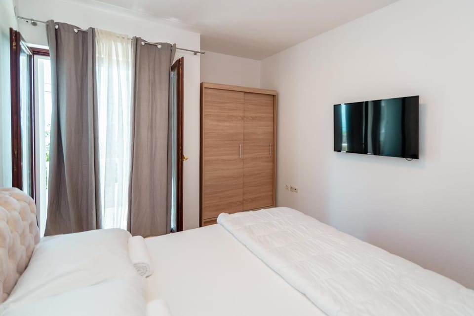 Bed, TV and multimedia, Balcony/Terrace, Bedroom, Sea view, wardrobe