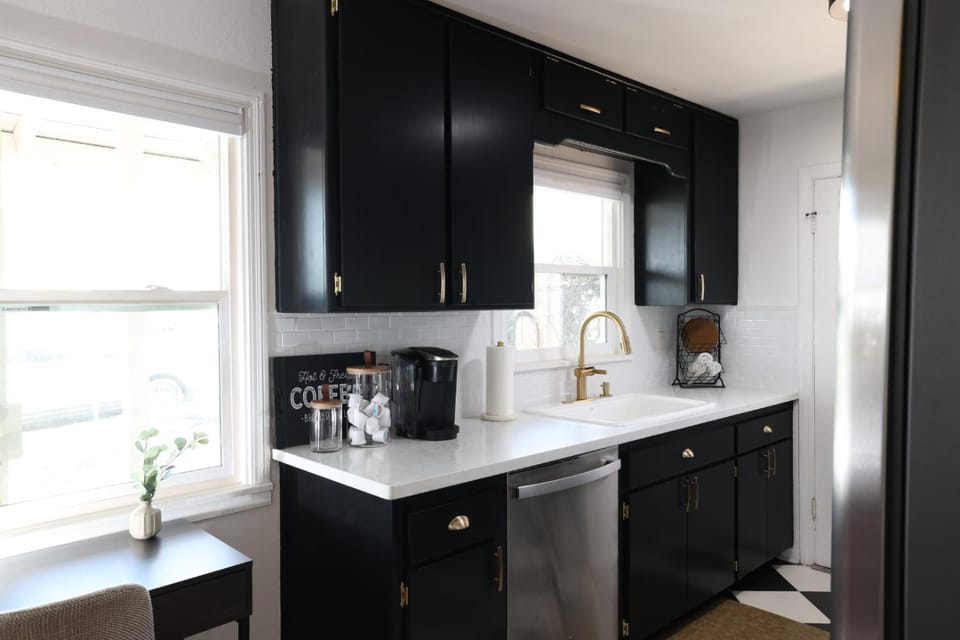 Coffee/tea facilities, Kitchen or kitchenette, dishwasher, internet, microwave, oven, pet friendly, stove, toaster, kitchen