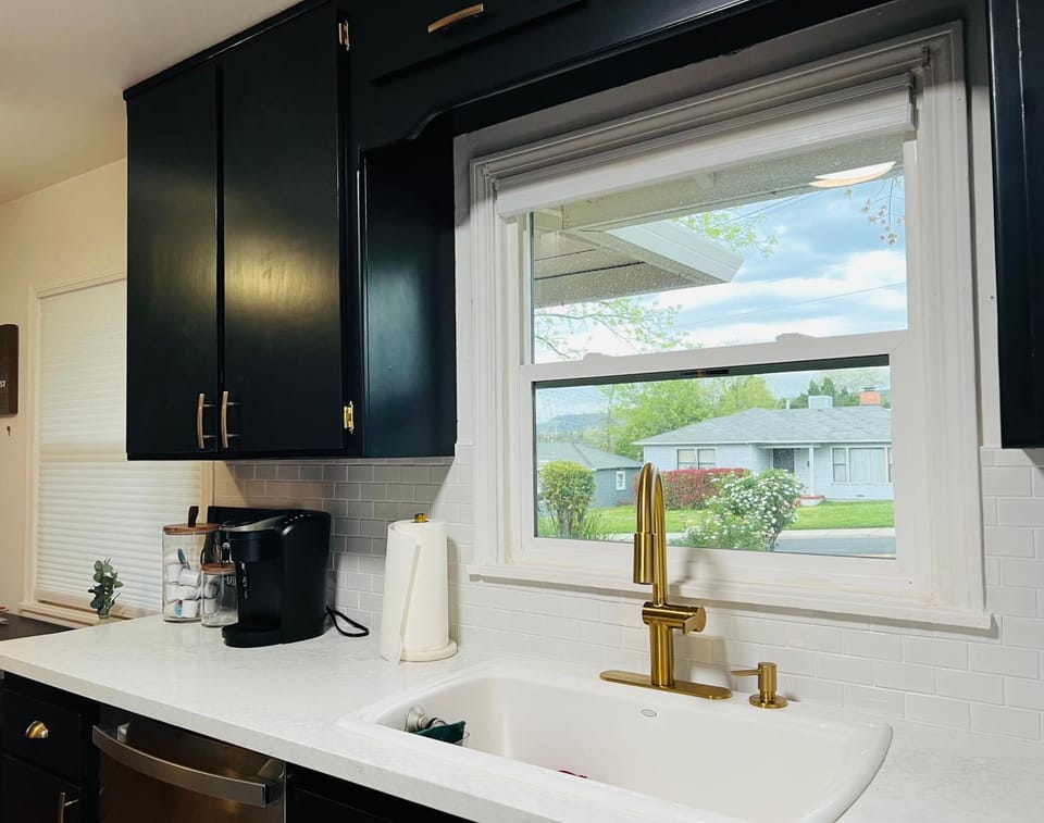 Coffee/tea facilities, Kitchen or kitchenette, Street view, dishwasher