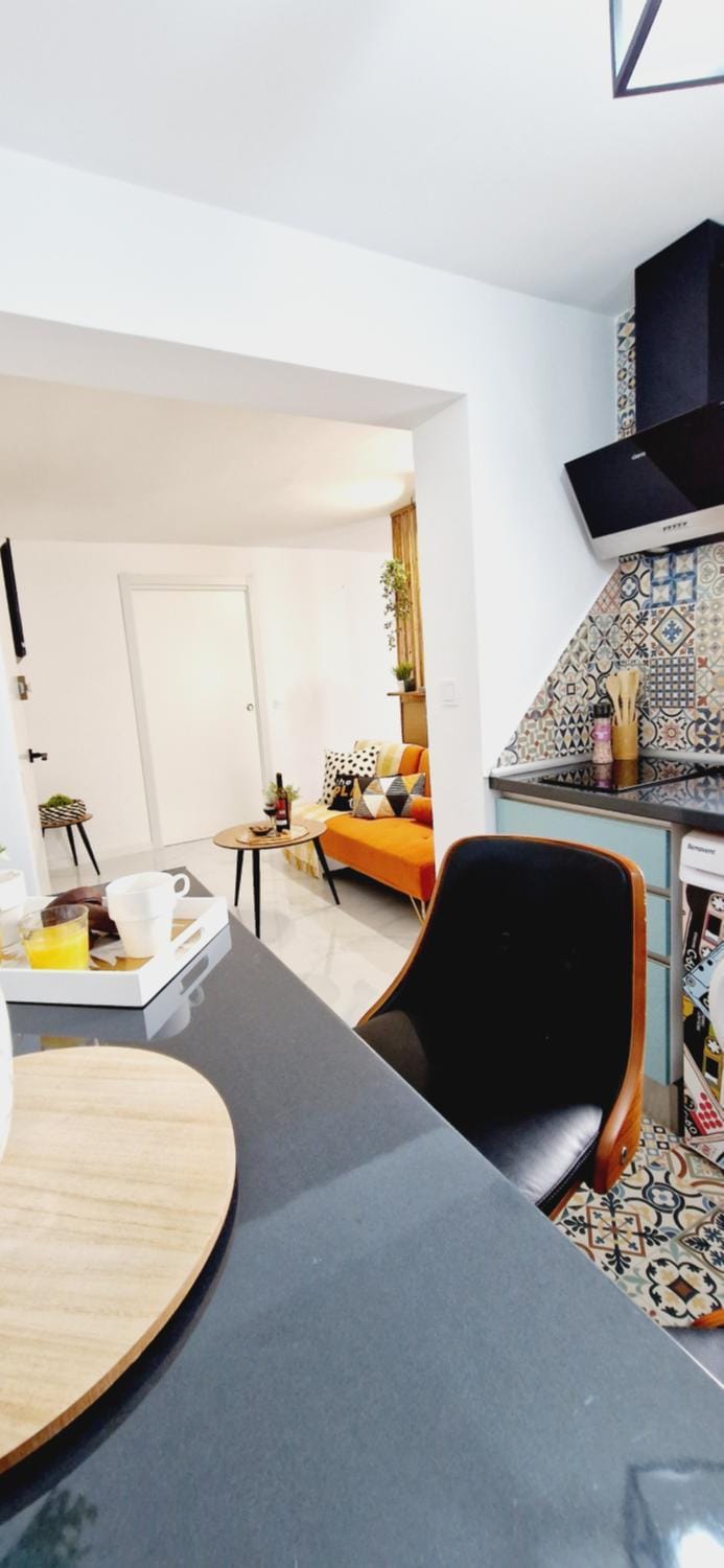 Kitchen or kitchenette, minibar
