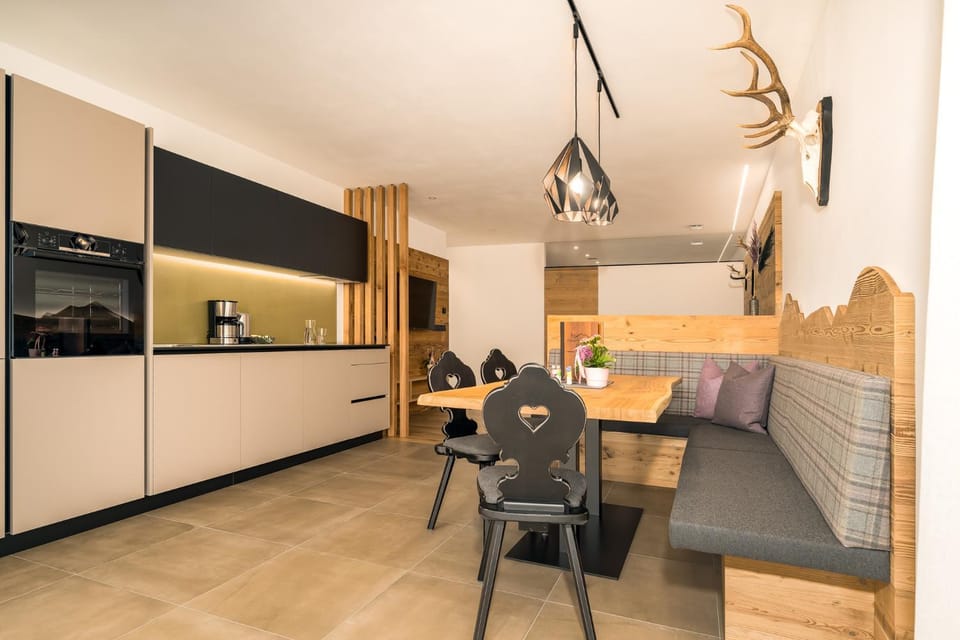 Kitchen or kitchenette, Seating area, Dining area