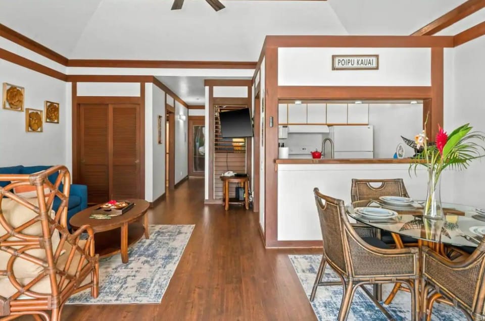 Kitchen or kitchenette, Living room, Seating area, Dining area, fireplace