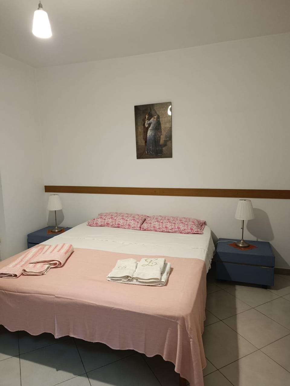 Bed, Bedroom, towels