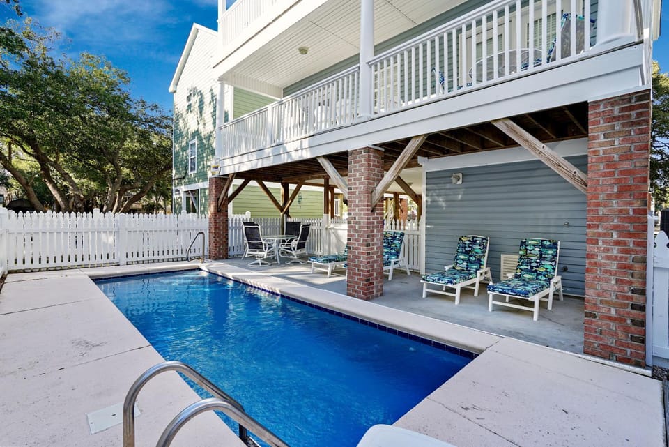 Property building, Day, Balcony/Terrace, Swimming pool