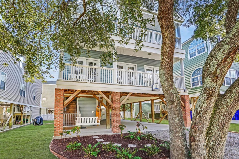 Property building, Facade/entrance, Day, Neighbourhood, Natural landscape, Garden, Parking