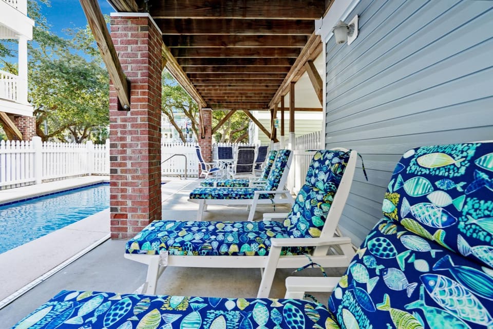 Patio, Day, Seating area, Swimming pool