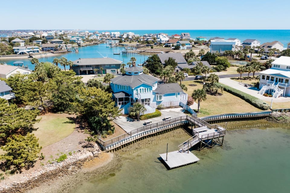 Property building, Day, Neighbourhood, Natural landscape, Bird's eye view, Beach, City view, Parking