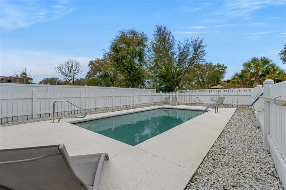 Day, Natural landscape, Seating area, Swimming pool